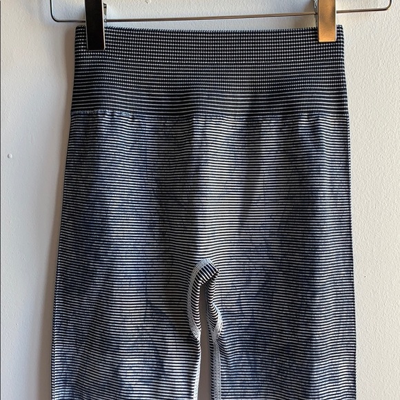 Lululemon Ebb to Train Tights - Picture 4 of 10